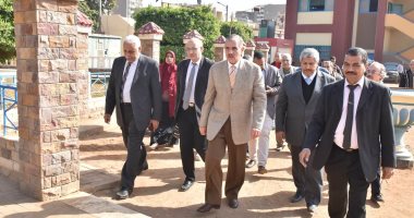 محافظ أسيوط يتفقد المسح الطبى للكشف عن فيروس سى بمدرسة ثانوية