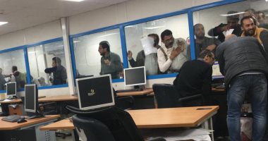 قارئ يشكو من تكدس المواطنين داخل مكتب جمارك ميناء السخنة.. صور