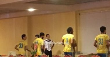 صور.. الإسماعيلى يخوض تدريباته فى قاعة فندق الإقامة بالكاميرون