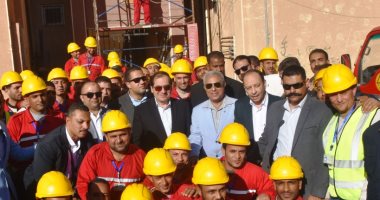 وزير البترول يطلق الغاز الطبيعى لأول منزل بمنطقة الصداقة الجديدة بأسوان