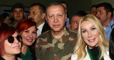 أردوغان يضيق الخناق على المشاهير لتسييسهم لصالحه.. إجبار نجوم الدراما لعرض أعمالهم بتليفزيون الدولة.. والضغط على المطربين للمشاركة فى حفلات البلديات.. والدفع بنجوم السينما كمرشحين فى الانتخابات لاستغلال شهرتهم