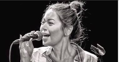 الغناء أفضل طريقة للشفاء.. تعرف على موهبة جديدة للفنانة لقاء الخميسى