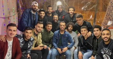 شاهد.. لاعبو الزمالك فى مطعم حواوشي بإمبابة قبل رحلة تشاد