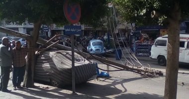 قارئ يرصد سقوط عامود كهربائى على سيارة بشارع دمشق فى مصر الجديد
