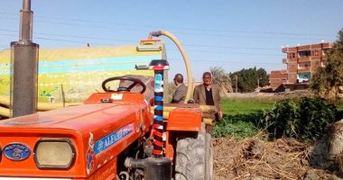 ضبط جرار يلقى مخلفات صرف صحى بمصرف المحيط بأبو قرقاص فى المنيا.. صور