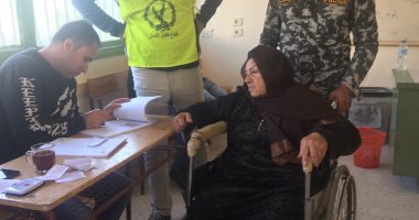 القضاة ورجال الشرطة يساعدون كبار السن وذوى الإعاقة للإدلاء بأصواتهم بالعريش