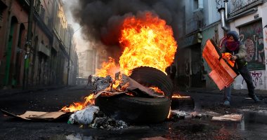 صور.. اشتباكات عنيفة خلال احتجاجات تطالب بتحسين ظروف العمل فى تشيلى