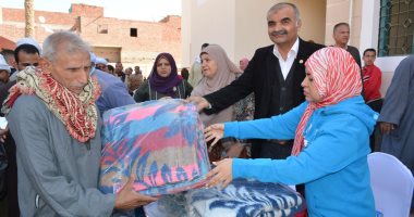 صور.. قافلة تنموية لمحافظة الجيزة بالعياط.. وتوزيع 400 بطانية