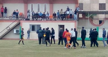 صور ..إلغاء مباراة طنطا وأبو قير بعد الاعتداء على الحكم 