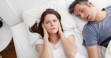 بيمشى وبيحس إنه بيقع ..4 سلوكيات غريبة يقوم بها الإنسان أثناء النوم
