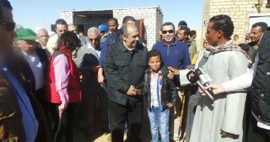 صور.. مشاهد من جولة وزير الزراعة بأسوان.. أبرزها تناول الخبز داخل مخبز بلدى