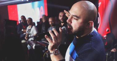 صور.. محمود العسيلى يغازل جمهوره فى القرية الذكية بـ"حتة تانية"