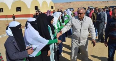 محافظ الوادى الجديد يخصص 10 أفدنة و50 الف جنيه لمدرسة الزراعة بالفرافرة 