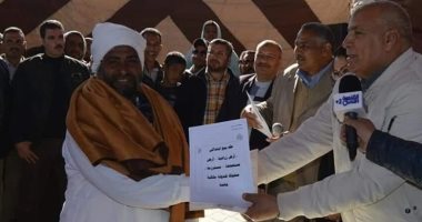 محافظ الوادى الجديد يسلم عقود تقنين أراضى وضع اليد وشركات الظهير الزراعى
