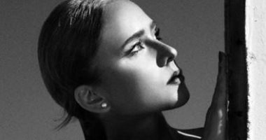 أبيض X أسود.. شاهد نيللى كريم فى أحدث جلسة تصوير على البحر