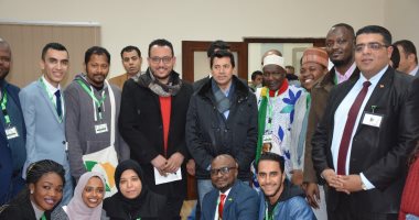 وزير الشباب والرياضة يزور المشاركين بمدرسة أفريقيا 2063.. صور 