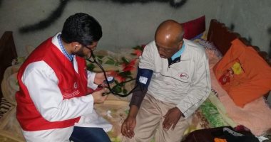 صور.. صحة الأقصر تستجيب لأحد المواطنين بعمل تحليلات "100 مليون صحة" بمنزله