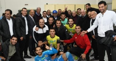 صور.. رئيس المقاولون يُهنىء لاعبيه بعد الفوز على الاتحاد 