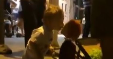 قلبه لا يعرف إلا الحب.. طفل يراقص دمية خشبية .. فيديو