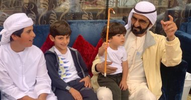الشيخ محمد بن راشد يتفاعل مع حفيده خلال رقصه بالعصاية.. (فيديو)