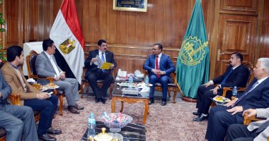 محافظ القليوبية يبحث إنشاء مصنع تدوير مخلفات لحل مشكلة القمامة