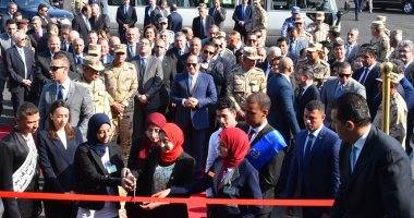 فيديو...السيسى يقدم الشباب لقص شريط وافتتاح محطة الفرز ضمن مشروع الصوب الزراعية
