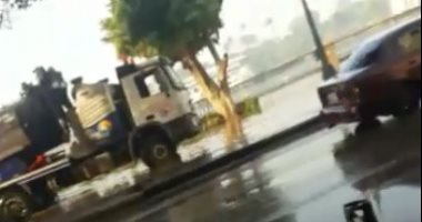 الدفع بسيارات مياه شرب بمحيط انقطاعها بالزمالك والتحرير بسبب كسر ماسورة