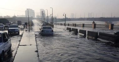 صور.. زحام مرورى بسبب كسر ماسورة أمام ماسبيرو وانتشار سيارات شفط المياه