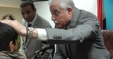 محافظ جنوب سيناء يوزع بطاطين ومواد غذائية على لأسر الأكثر احتياجا بأبورديس