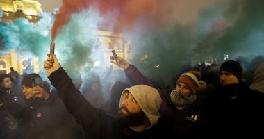 صور.. مظاهرات أمام القصر الجمهورى فى المجر اعتراضا على قانون "العبودية"