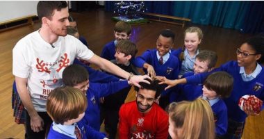 "قصة شعر" محمد صلاح تثير اهتمام أطفال ليفربول