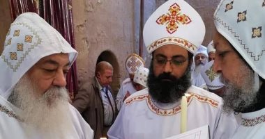 الأقباط يحتفلون بذكرى نياحة الأنبا هدرا السائح بأسوان.. صور