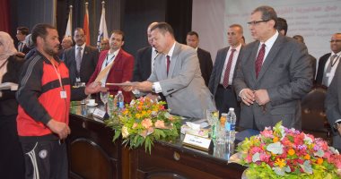 محافظ بنى سويف ووزير القوى العاملة يوزعان 368 "شهادة أمان" على العمالة غير المنتظمة