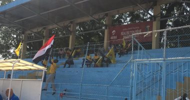 موظفو المقاولون فى ملعب مباراة القطن لمؤازرة الزمالك