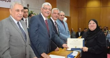 جامعة المنوفية تكرم فى عيدها 260 العاملين المحالين للمعاش والمتوفين أثناء الخدمة 
