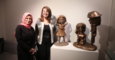 صور.. وزيرة التضامن تشيد بمعرض "تياترو" لـ مى عبد الله بجاليرى مصر