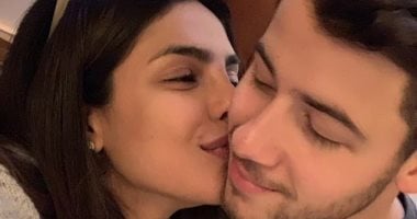 شاهد "بوسة" من بريانكا شوبرا على "خد" نيك جوناس بعد اختياره "الأكثر أناقة" 