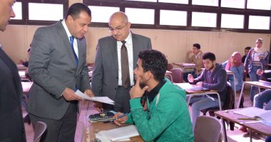 فيديو وصور..رئيس جامعة أسيوط يتفقد لجان الامتحانات بكلية التجارة
