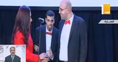 ثلاثة من ذوى الإعاقة ينشدون أغانى "الكريسماس" أمام السيسي.. فيديو