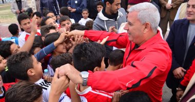 فيديو وصور.. محافظ مطروح يشارك فى سباق اختراق الضاحية لطلاب المدارس