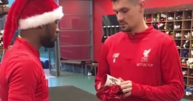 شاهد.. "مج محمد صلاح" هدية لاعب ليفربول لـ"لوفرين" بمناسبة الكريسماس