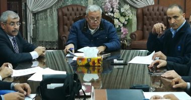 رئيس ميناء دمياط يوقع عقود شراء 4 قطارات جديدة لخدمة حركة السفن
