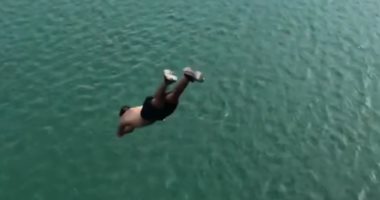 "اوعى تعمل زيهم".. لقطات مثيرة للقفز فى الماء × 5 فيديوهات
