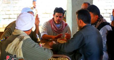 صورة اليوم... بعد العصرية.."مباريات الدومينو" على قهاوى القرى