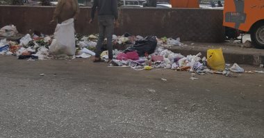 قارئ يرصد نباشين يحولون ميدان حلمية الزيتون لنقطة تجميع وفرز للقمامة