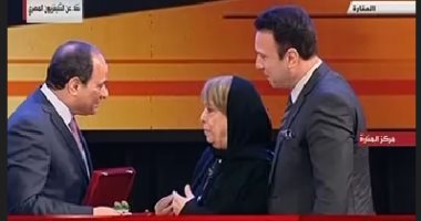 فيديو.. الرئيس يكرم أبطال ذوى الاحتياجات الخاصة.. ويمنح المرحوم مازن السماحى وسام الرياضة 