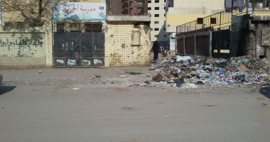 قارئ يرصد محاصرة القمامة لسور مدرسة الحرية فى المرج .. ويؤكد "ليل نهار" 