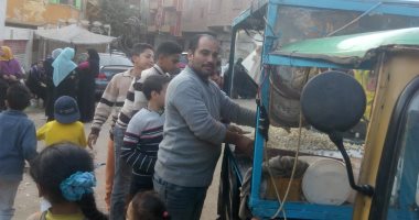 صور .."ميلاد" شاب من الغربية يحارب البطالة بمشروع بيع فشار