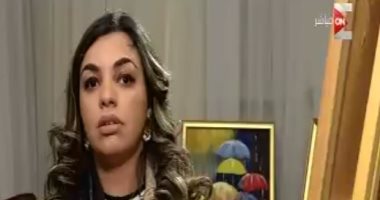 شاهد.. "هنا" تتحدى ضعف السمع برسم اللوحات الفنية