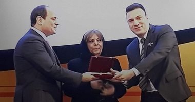 صور.. بعد تكريم السيسى لوالدة مازن السماحى.. شقيقه: الرئيس حقق أمنيتنا